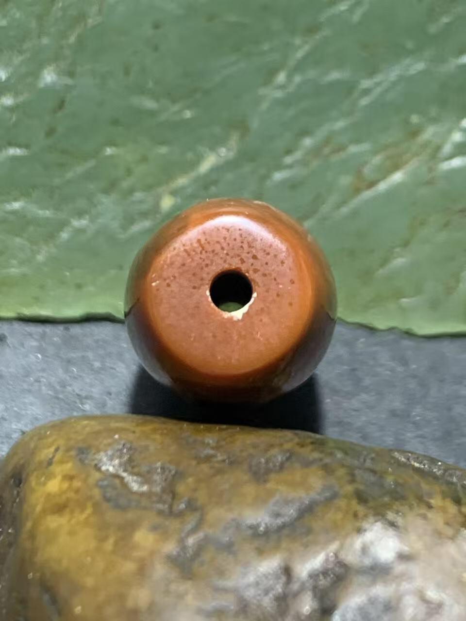 放福利！战国红玛瑙通货随形桶珠一个，