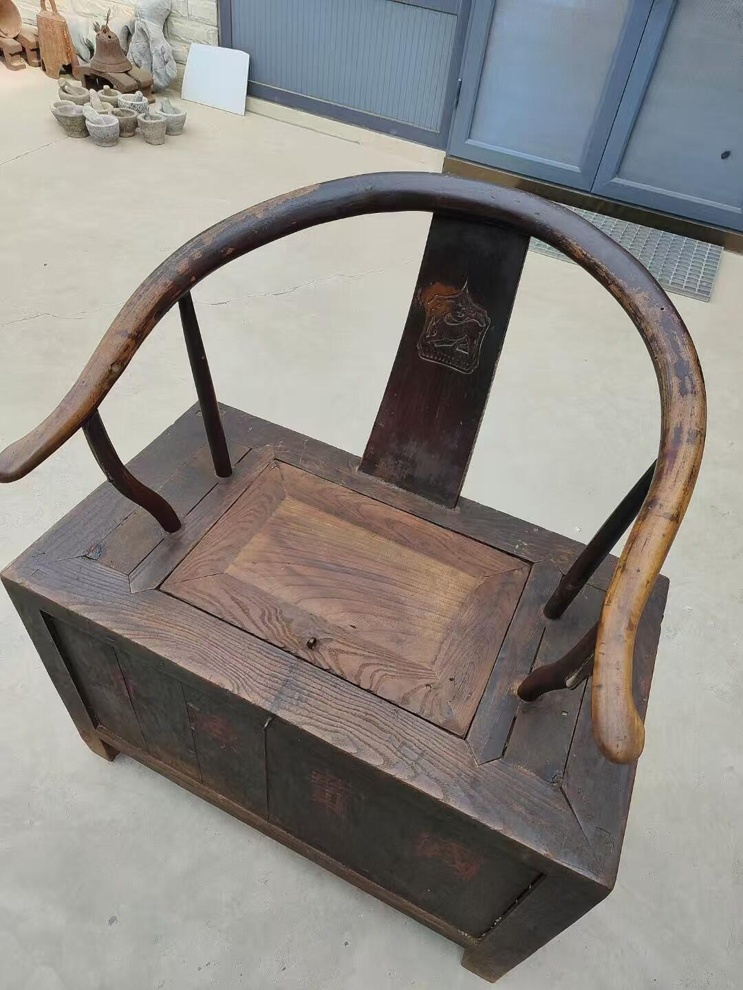 老钱桶，以前开铺子放钱用的。放在店门口坐在上面，既是坐具，又能置钱，好智慧哦！