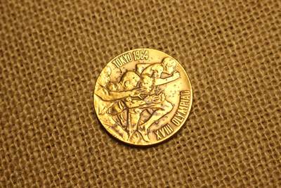 2025.11.13日系杂货小拍卖 - 1964年东京奥运会纪念章，铜质镀金，造币局制，年代久远镀层略有剥落