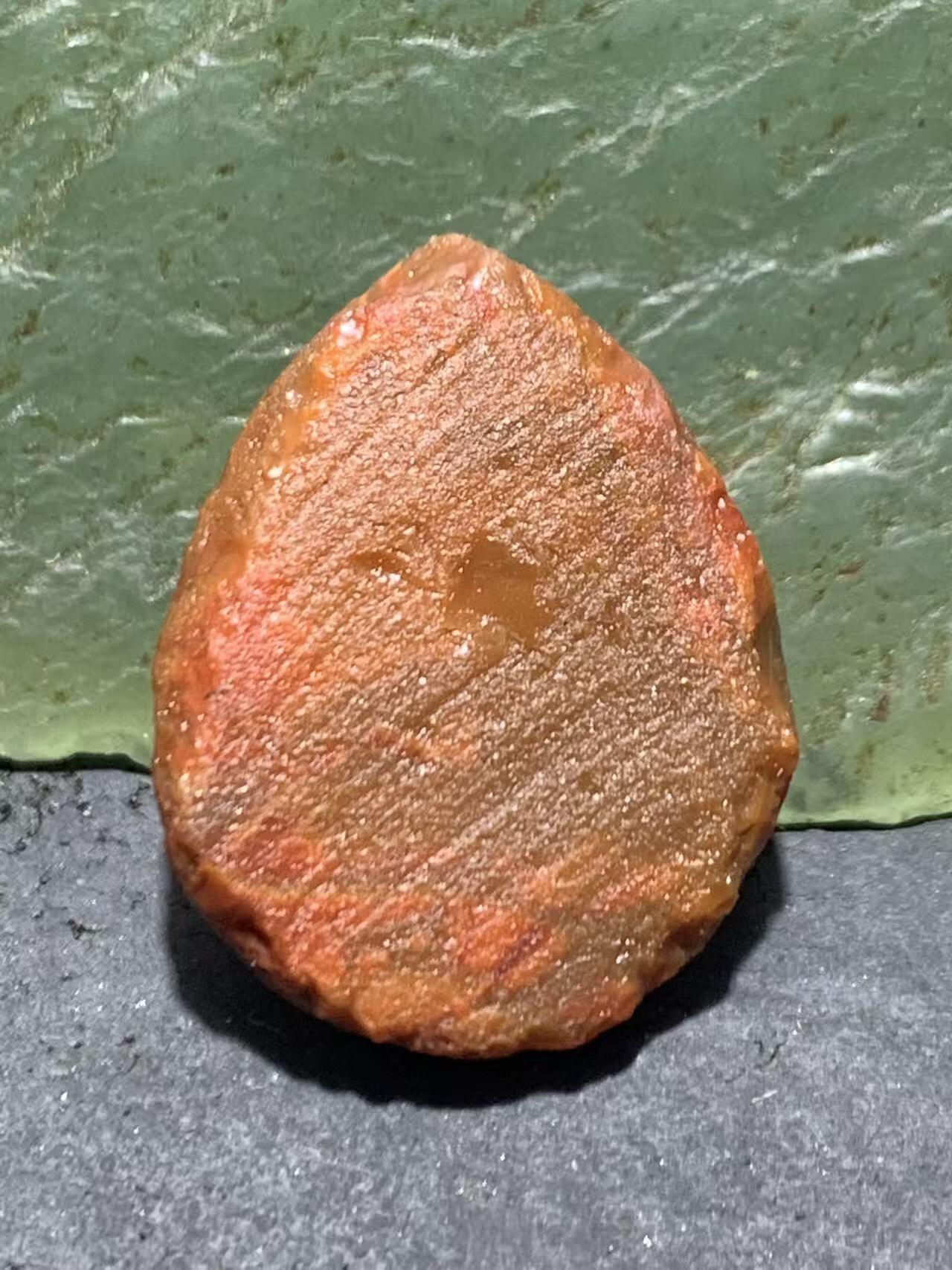 精美柿子红南红玛瑙明料原石一颗，，