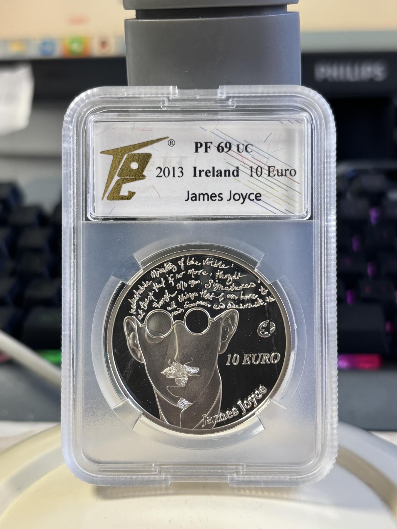 第181期拍卖 少见克劳斯获奖币爱尔兰2013年欧洲之星作家詹姆斯乔伊斯错版银币TQG-PF69UC，获2015年度克劳斯最佳克朗币大奖，925银，28.28克