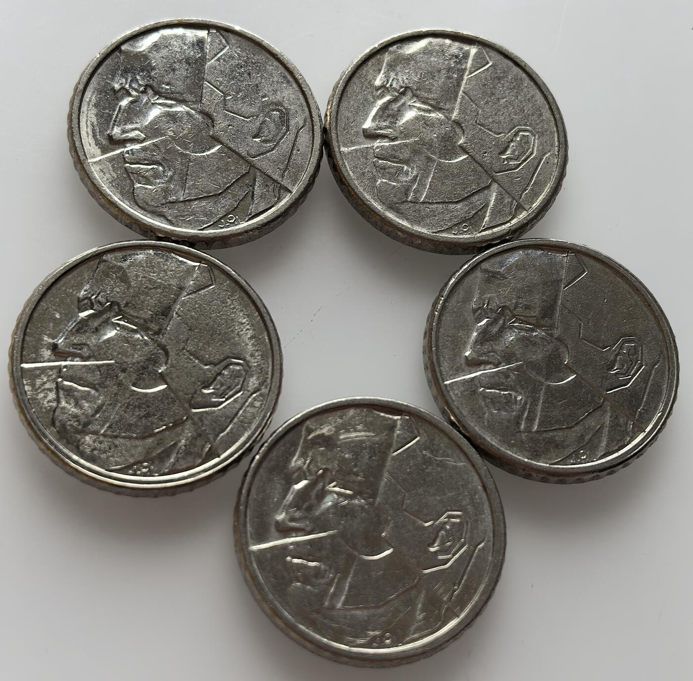  外国优质老铜币银币，周六九点倒数截拍，满百包邮，可寄存半年，喜欢朋友微信扫描二维码可直接参拍