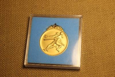 2025.11.13日系杂货小拍卖 - 球场完工纪念章，合金材质镀金，库存品相