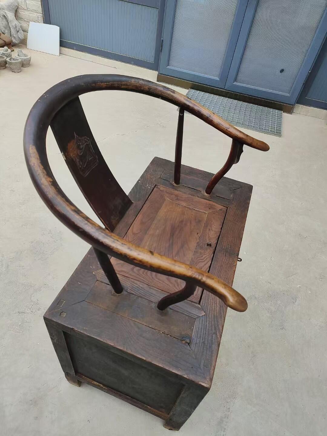 老钱桶，以前开铺子放钱用的。放在店门口坐在上面，既是坐具，又能置钱，好智慧哦！