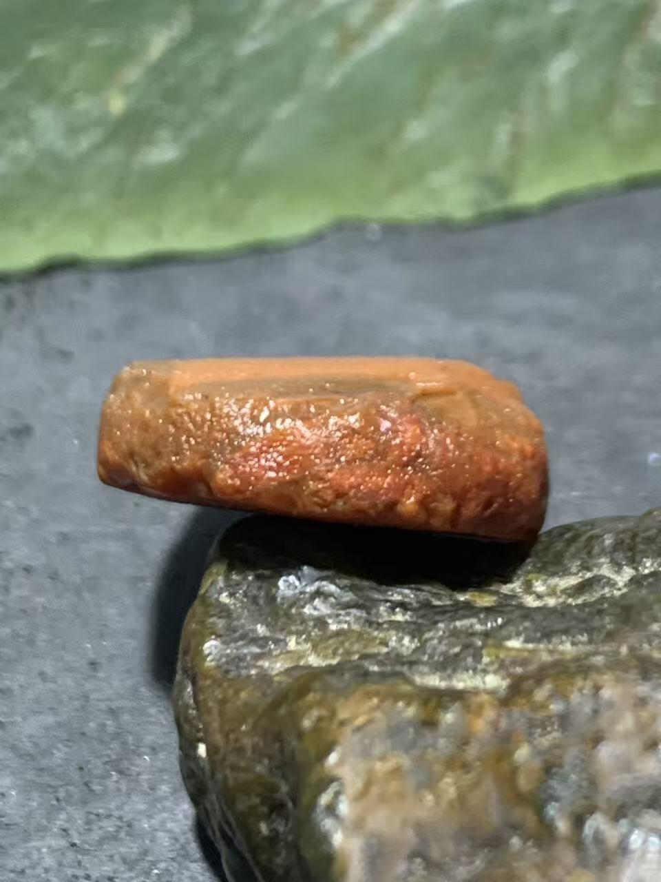 精美柿子红南红玛瑙明料原石一颗，，