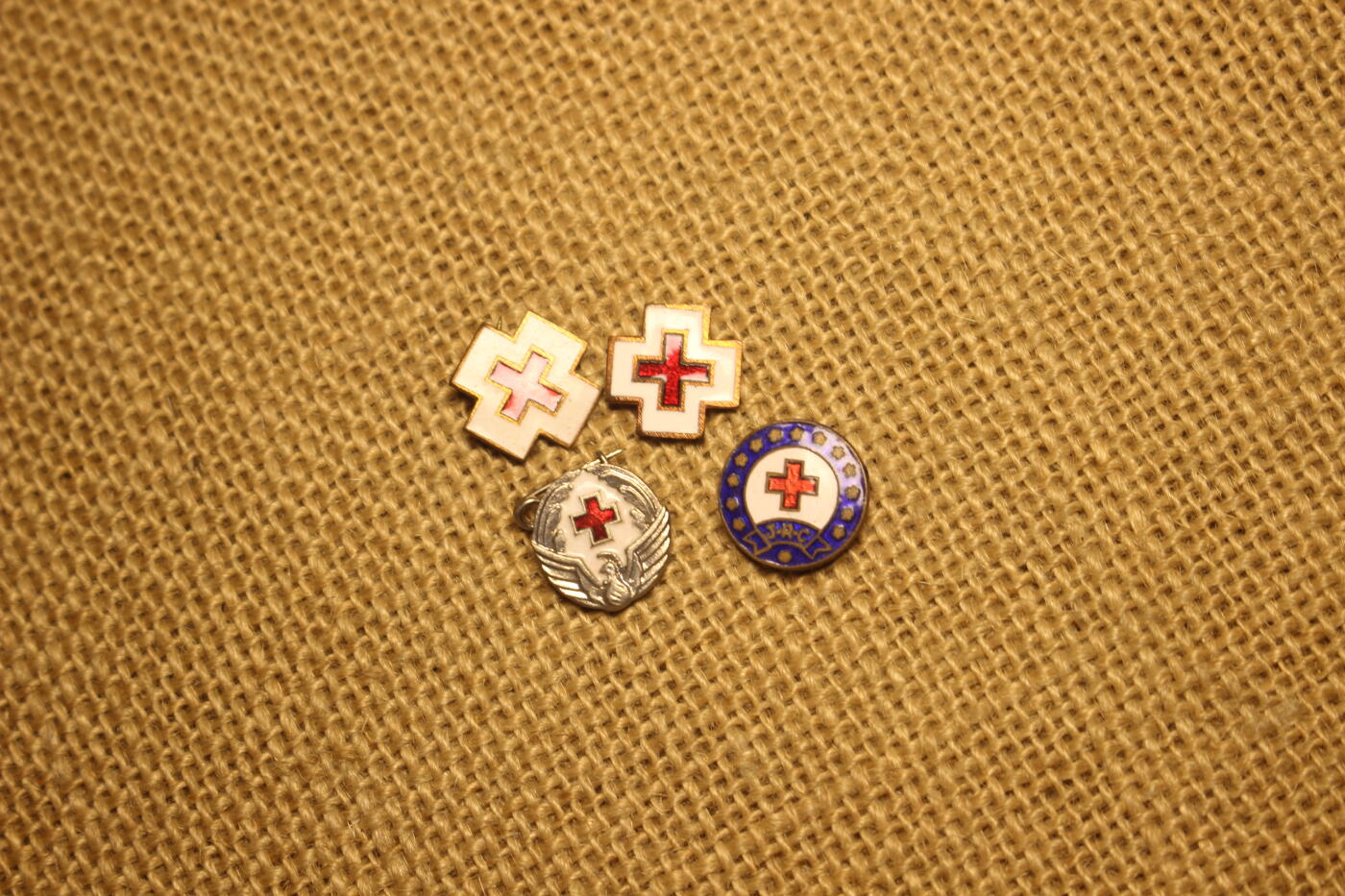 2025.11.13日系杂货小拍卖 日本赤十字社员小徽章一组，库存品相