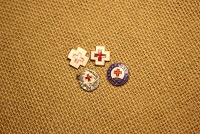 2025.11.13日系杂货小拍卖 - 日本赤十字社员小徽章一组，库存品相