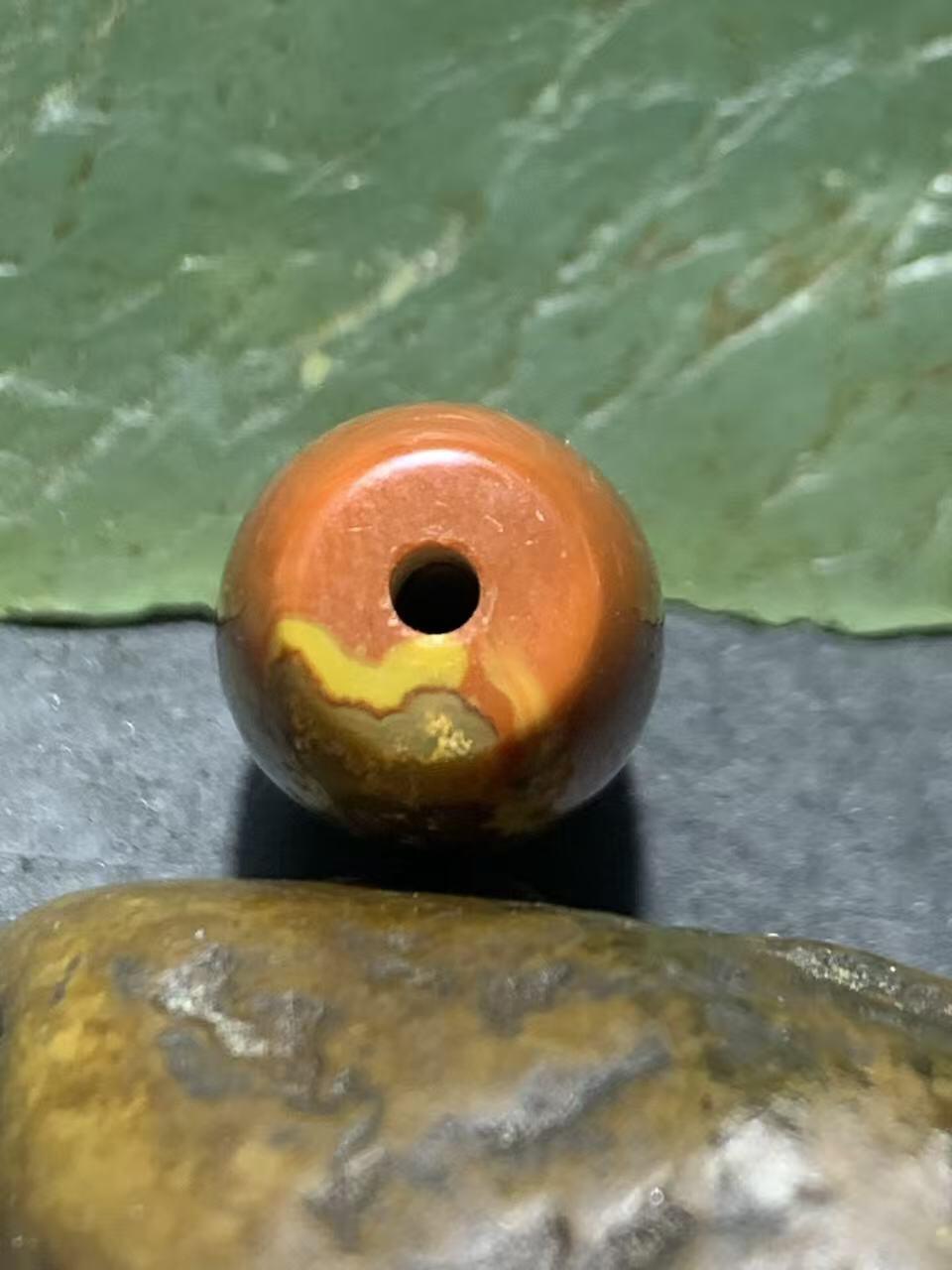 放福利！战国红玛瑙通货随形桶珠一个，