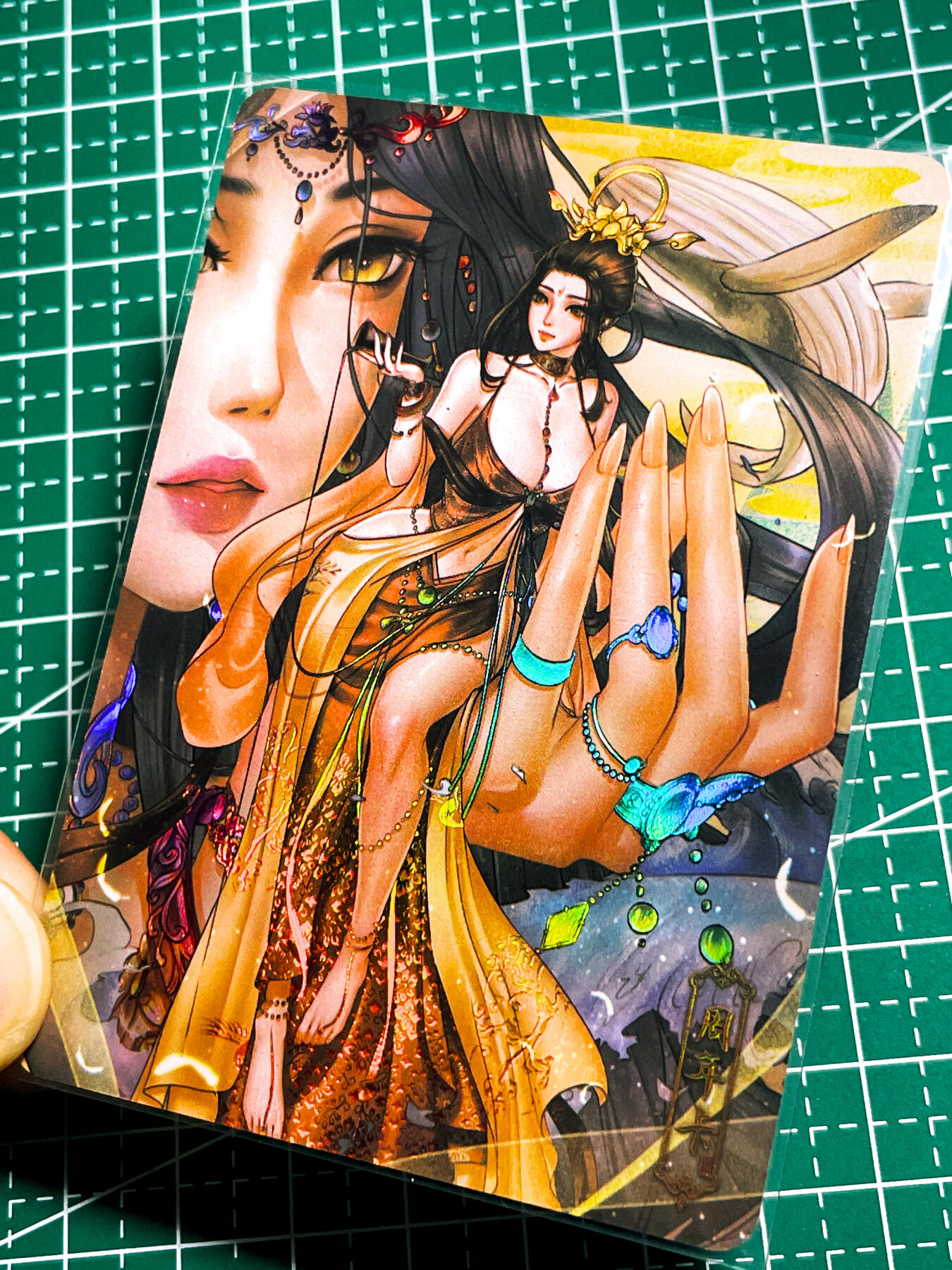 显眼宝36期 11月12日晚21:50截拍 佣金1起 可寄存～ 回血哥难得好卡 周年卡 指如削葱根  口如含朱丹 宝石效果不错 三渐变 三张 63*88 金彩卡