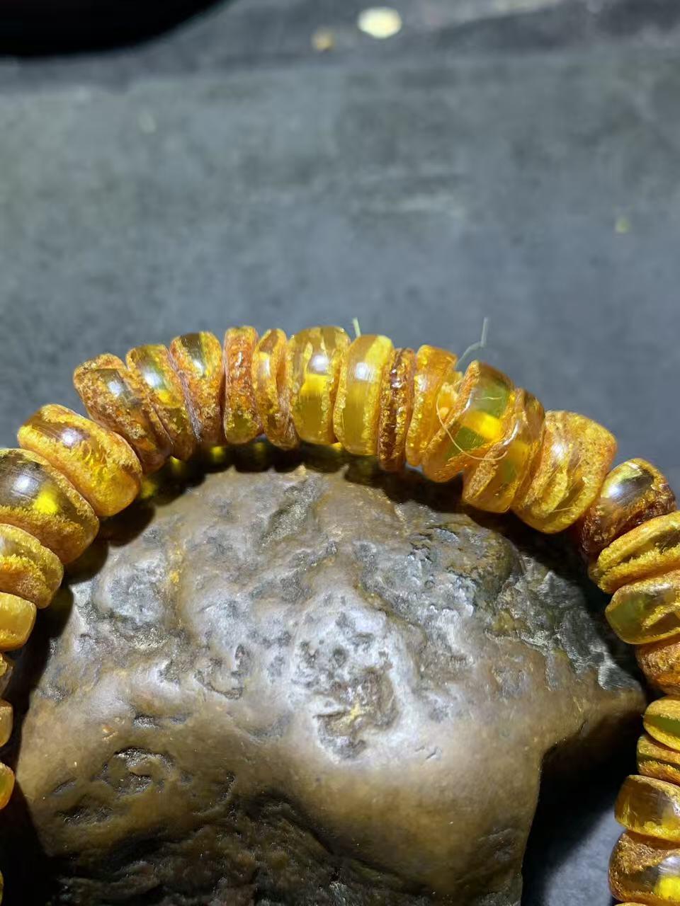 天然原矿俄料蜜蜡原皮随形手串1条！，