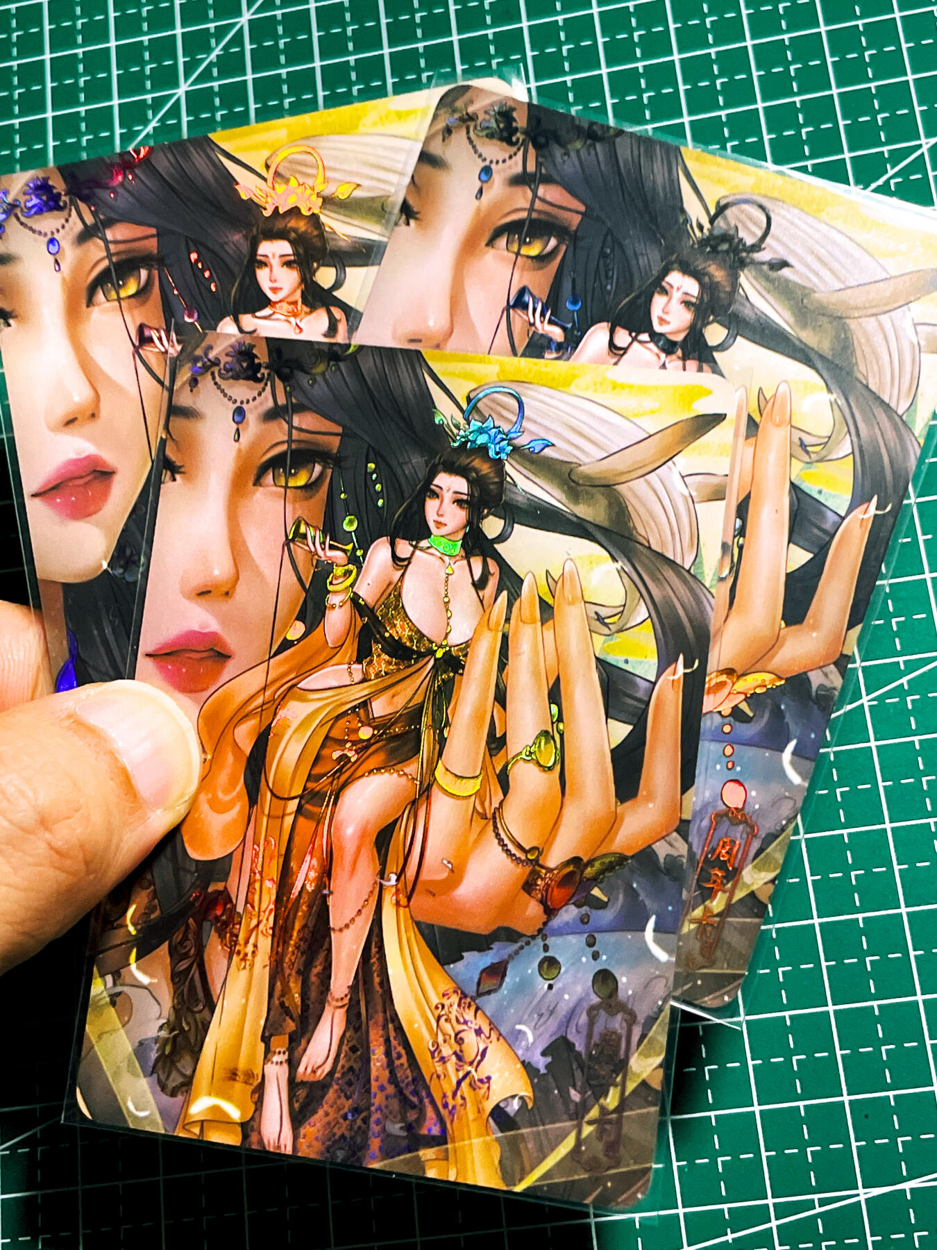 显眼宝36期 11月12日晚21:50截拍 佣金1起 可寄存～ 回血哥难得好卡 周年卡 指如削葱根  口如含朱丹 宝石效果不错 三渐变 三张 63*88 金彩卡