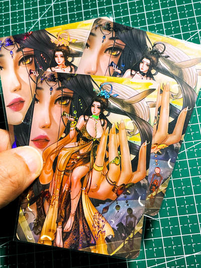 显眼宝36期 11月12日晚21:50截拍 佣金1起 可寄存～ - 回血哥难得好卡 周年卡 指如削葱根  口如含朱丹 宝石效果不错 三渐变 三张 63*88 金彩卡