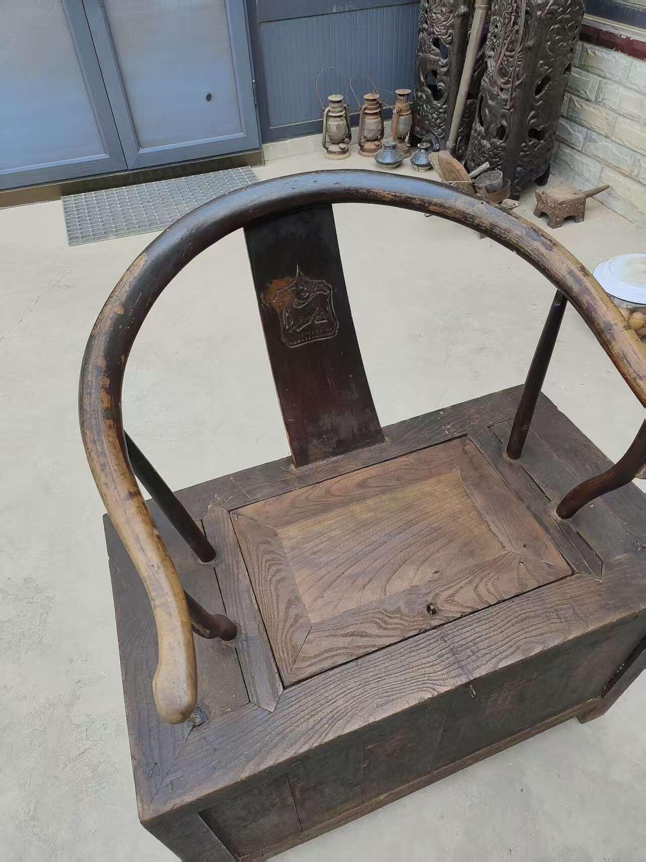 老钱桶，以前开铺子放钱用的。放在店门口坐在上面，既是坐具，又能置钱，好智慧哦！