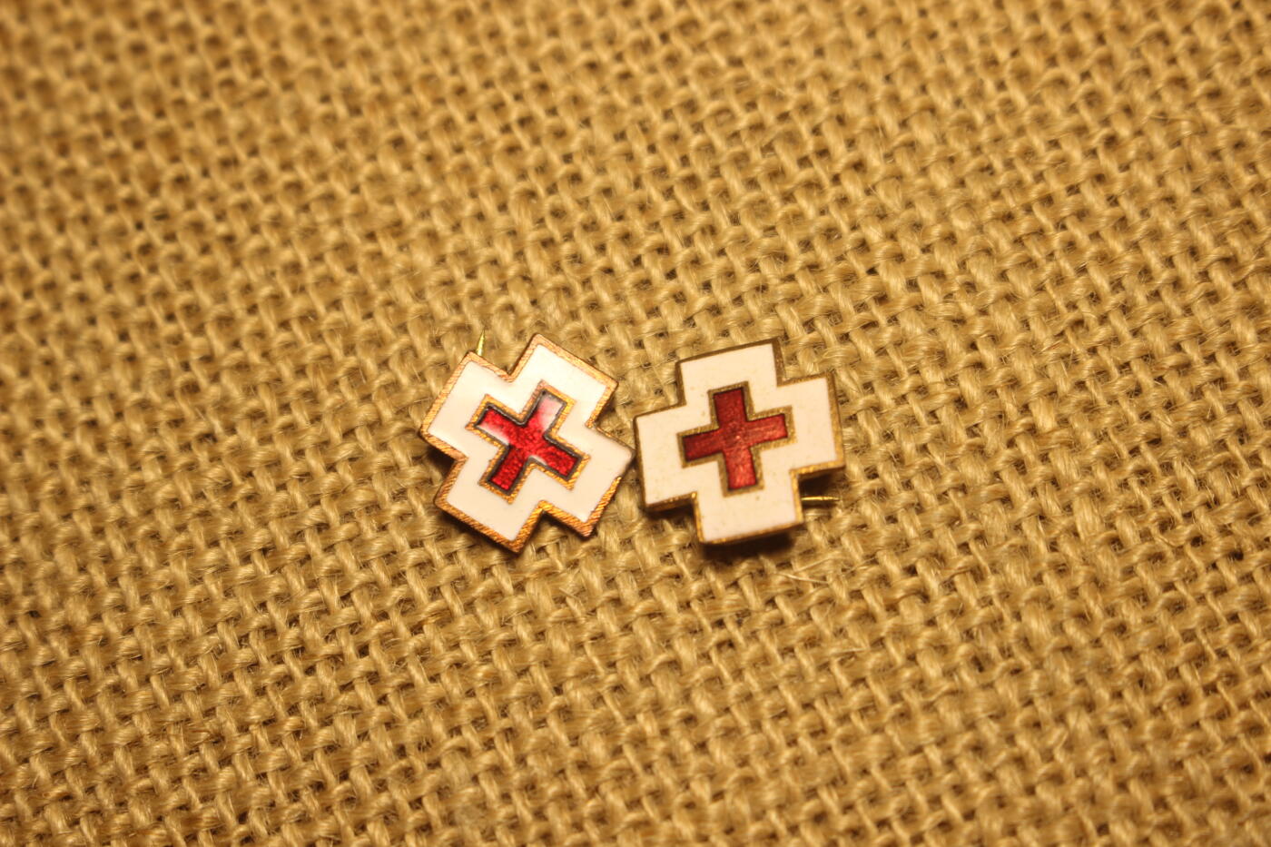 2025.11.13日系杂货小拍卖 日本赤十字社员小徽章一组，库存品相