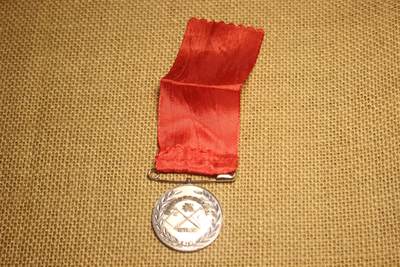 2025.11.13日系杂货小拍卖 - 山口县中日友好条约纪念章，合金材质，库存品相