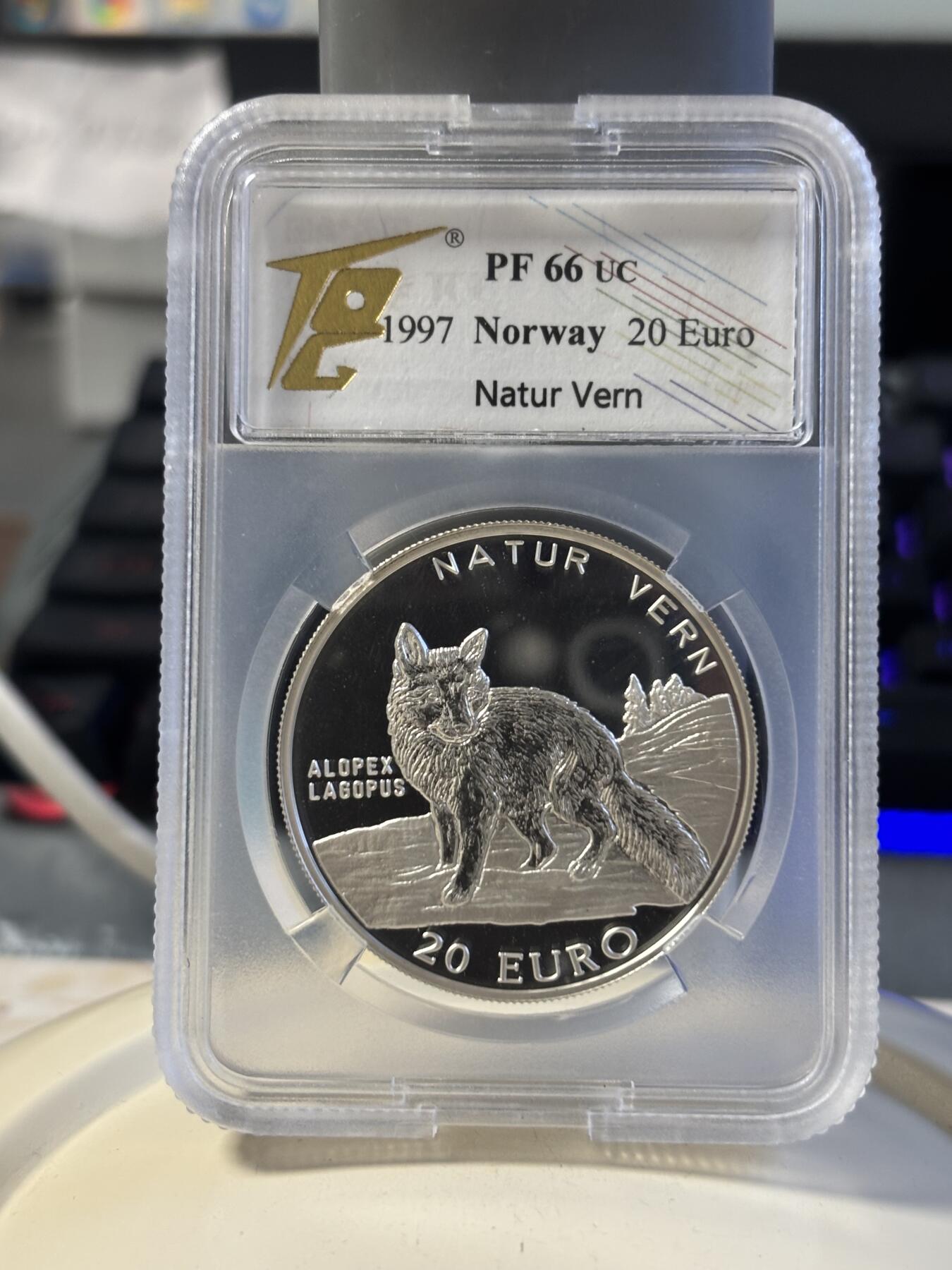 第181期拍卖 挪威1997年珍稀动物北极蓝狐纪念银币评级66分，925银，25克，有氧化