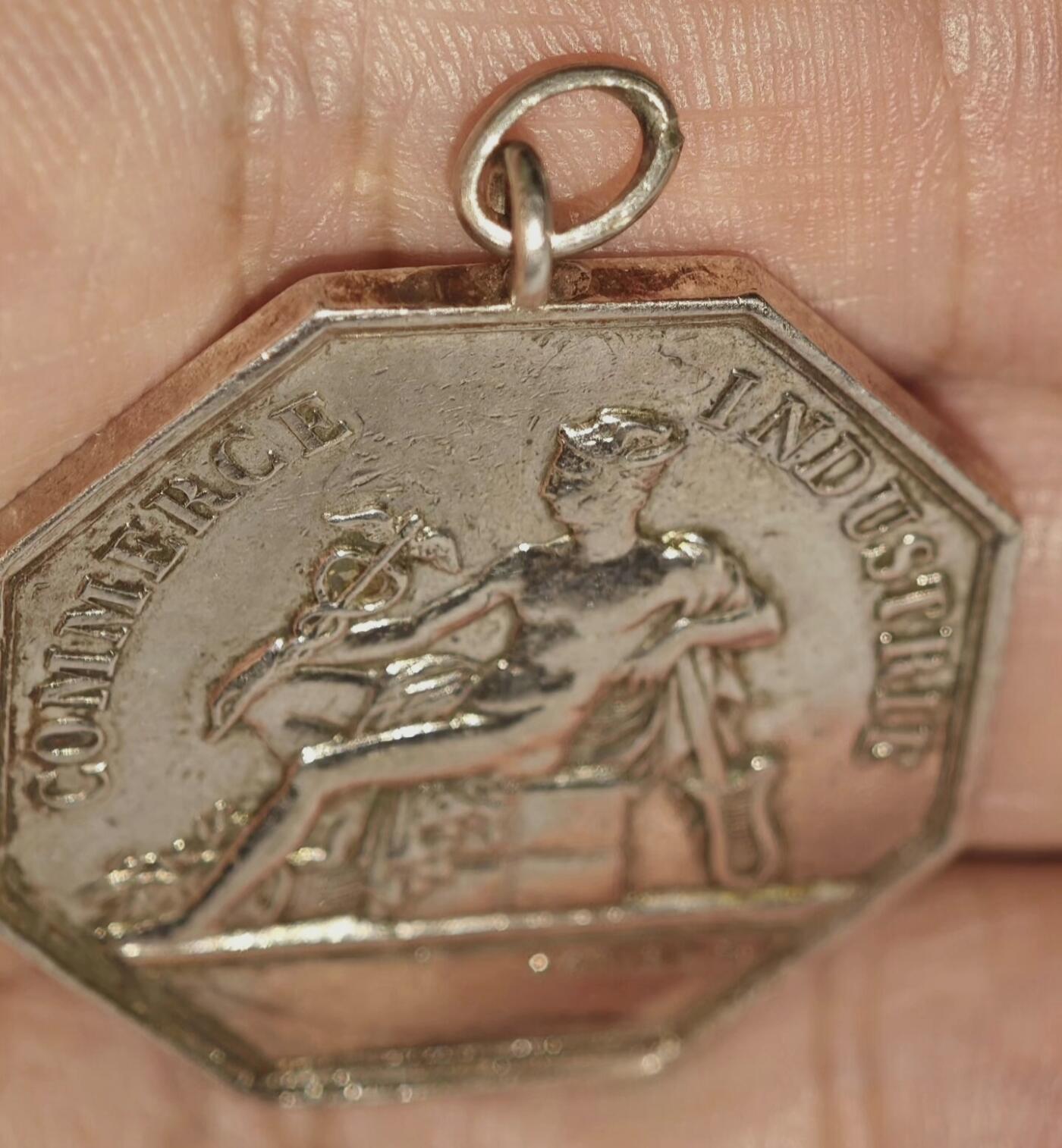 墨丘利八角银章，银质代币，手指边铭，被改成独特的吊坠，重量16+克，直径31.5毫米。挺特别的设计，喜欢的朋友不要错过，