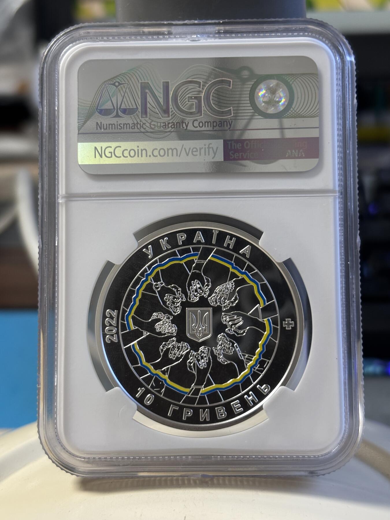 第182期拍卖 获奖乌克兰2022团结就是力量1盎司银币，NGC70，带原盒证，925银裸币价1950