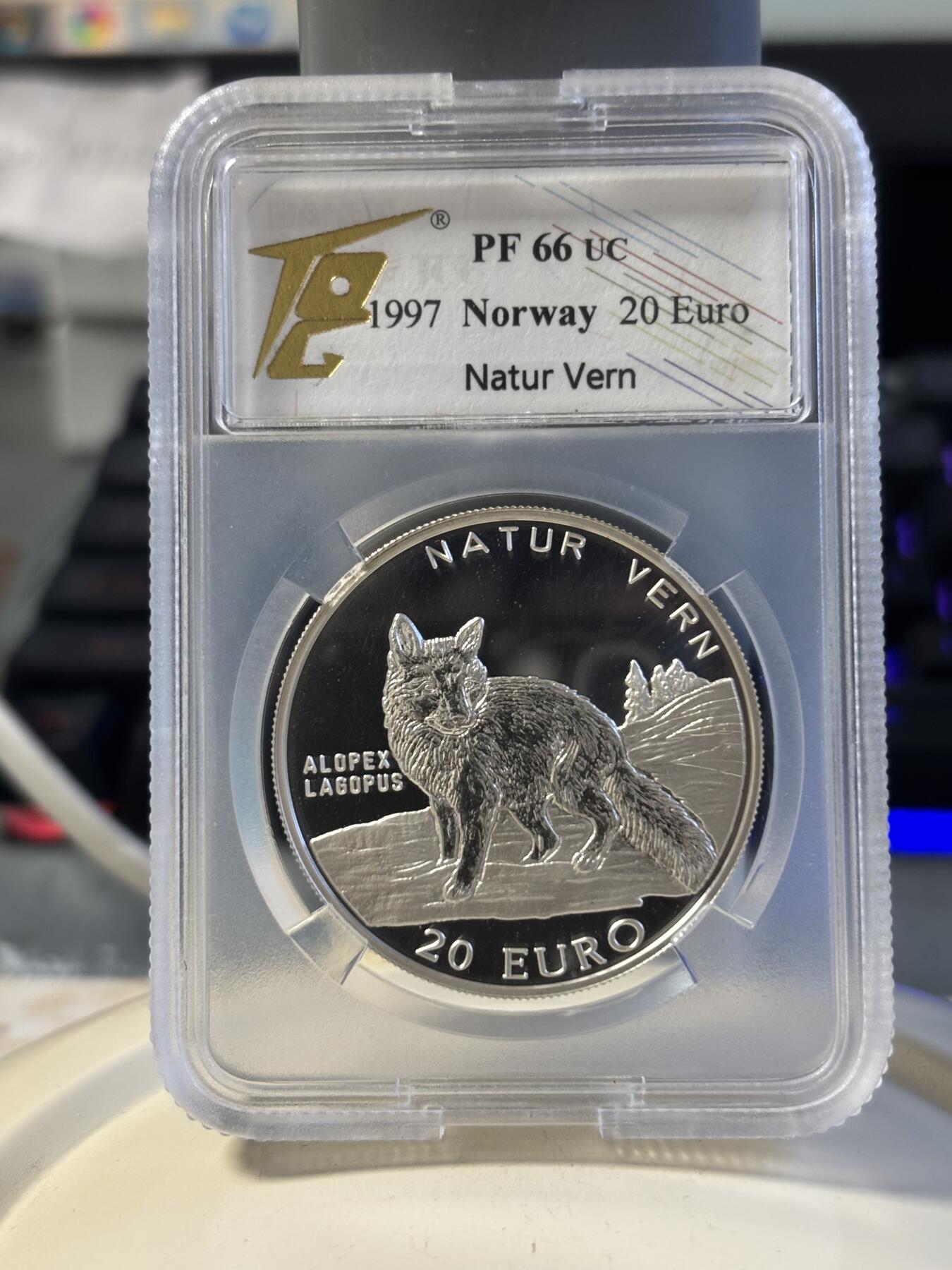 第181期拍卖 挪威1997年珍稀动物北极蓝狐纪念银币评级66分，925银，25克，有氧化