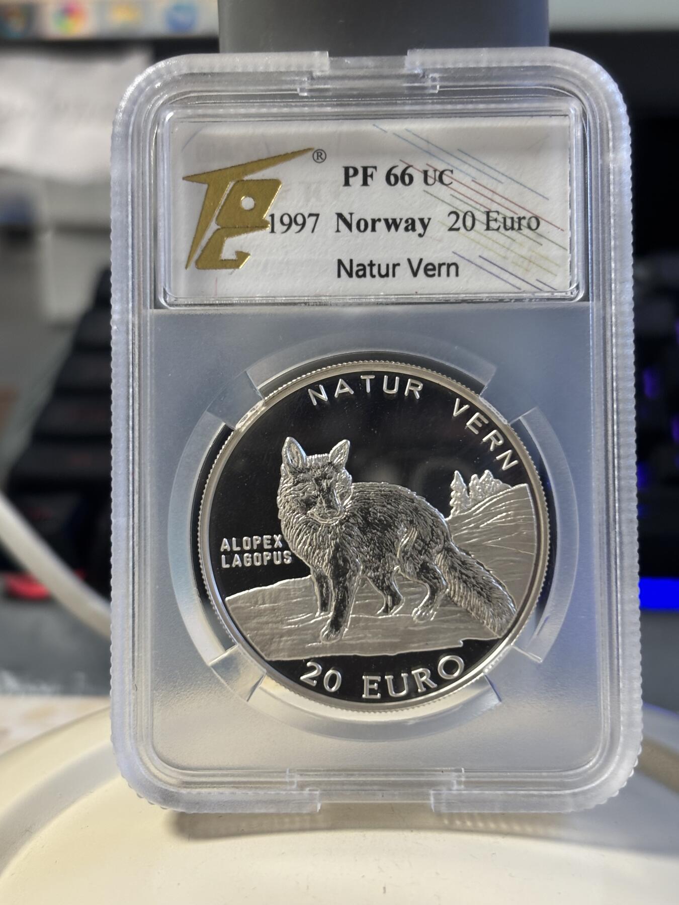 第181期拍卖 挪威1997年珍稀动物北极蓝狐纪念银币评级66分，925银，25克，有氧化