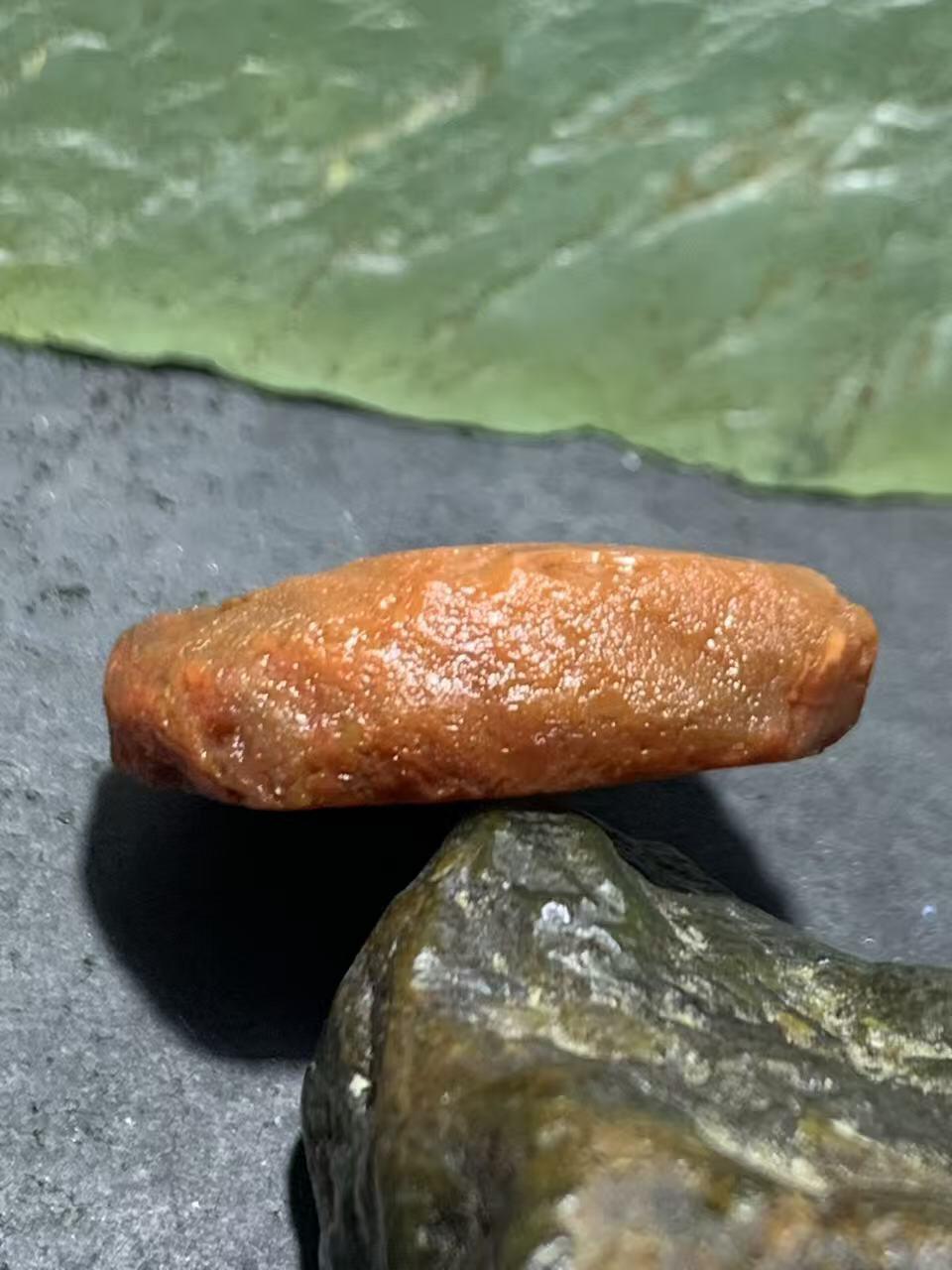 精美柿子红南红玛瑙明料原石一颗，，