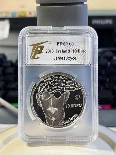 第181期拍卖 - 少见克劳斯获奖币爱尔兰2013年欧洲之星作家詹姆斯乔伊斯错版银币TQG-PF69UC，获2015年度克劳斯最佳克朗币大奖，925银，28.28克