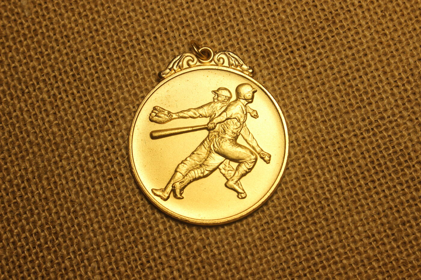 2025.11.13日系杂货小拍卖 球场完工纪念章，合金材质镀金，库存品相