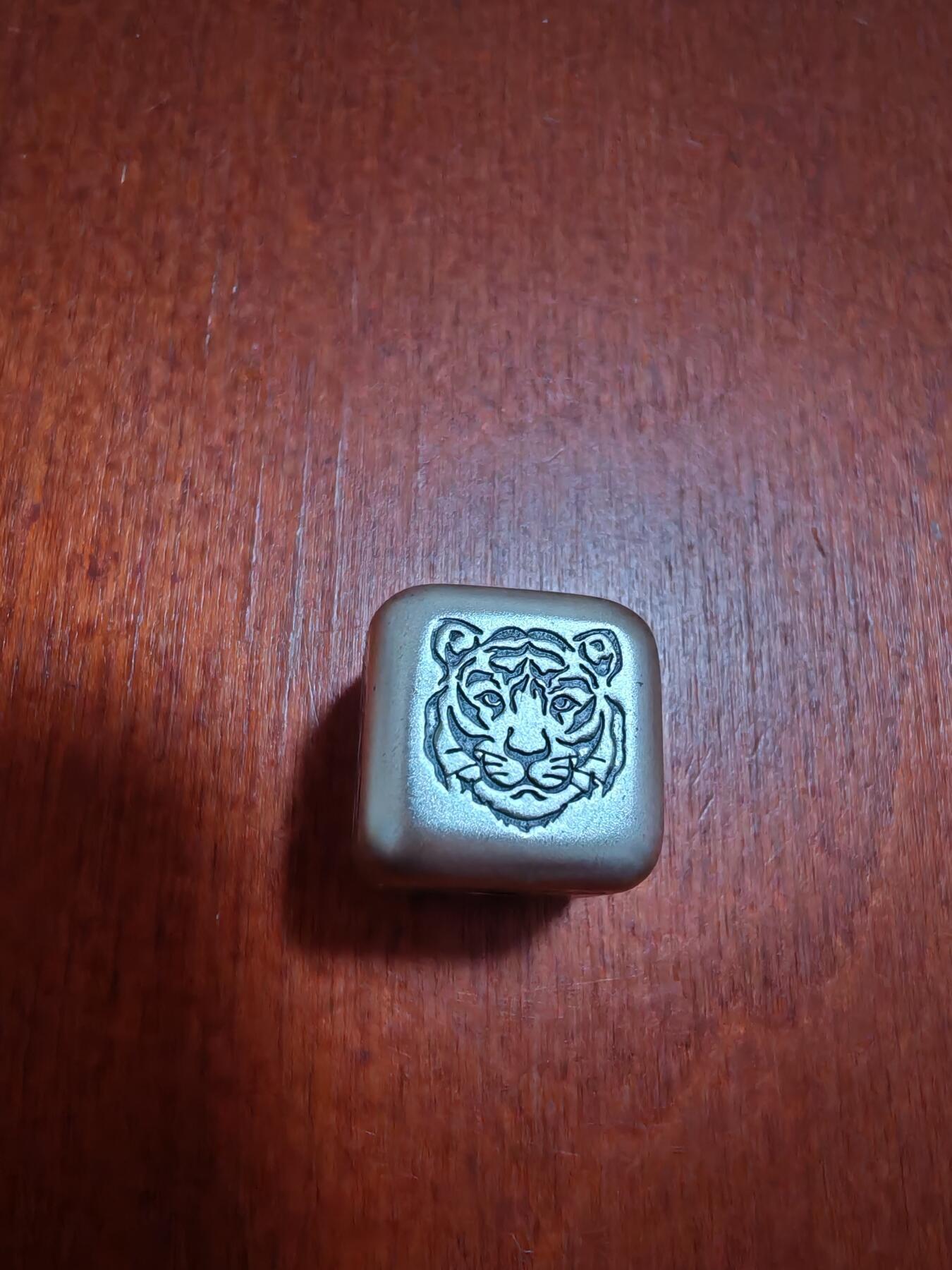 长老汇蛇年精选第七十一场拍卖 2022斐济虎年色子1元仿古彩色异形银币，1盎司999银，盒证全，888枚，网上200美金