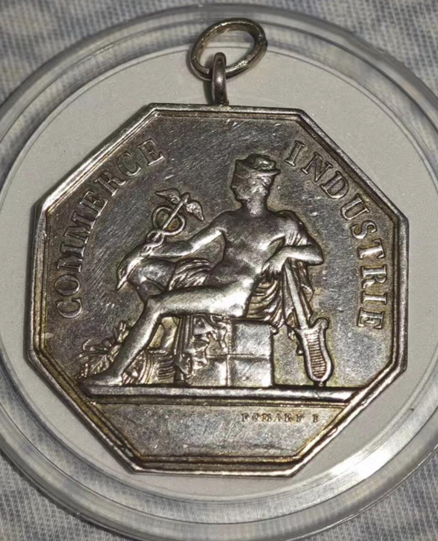 墨丘利八角银章，银质代币，手指边铭，被改成独特的吊坠，重量16+克，直径31.5毫米。挺特别的设计，喜欢的朋友不要错过，