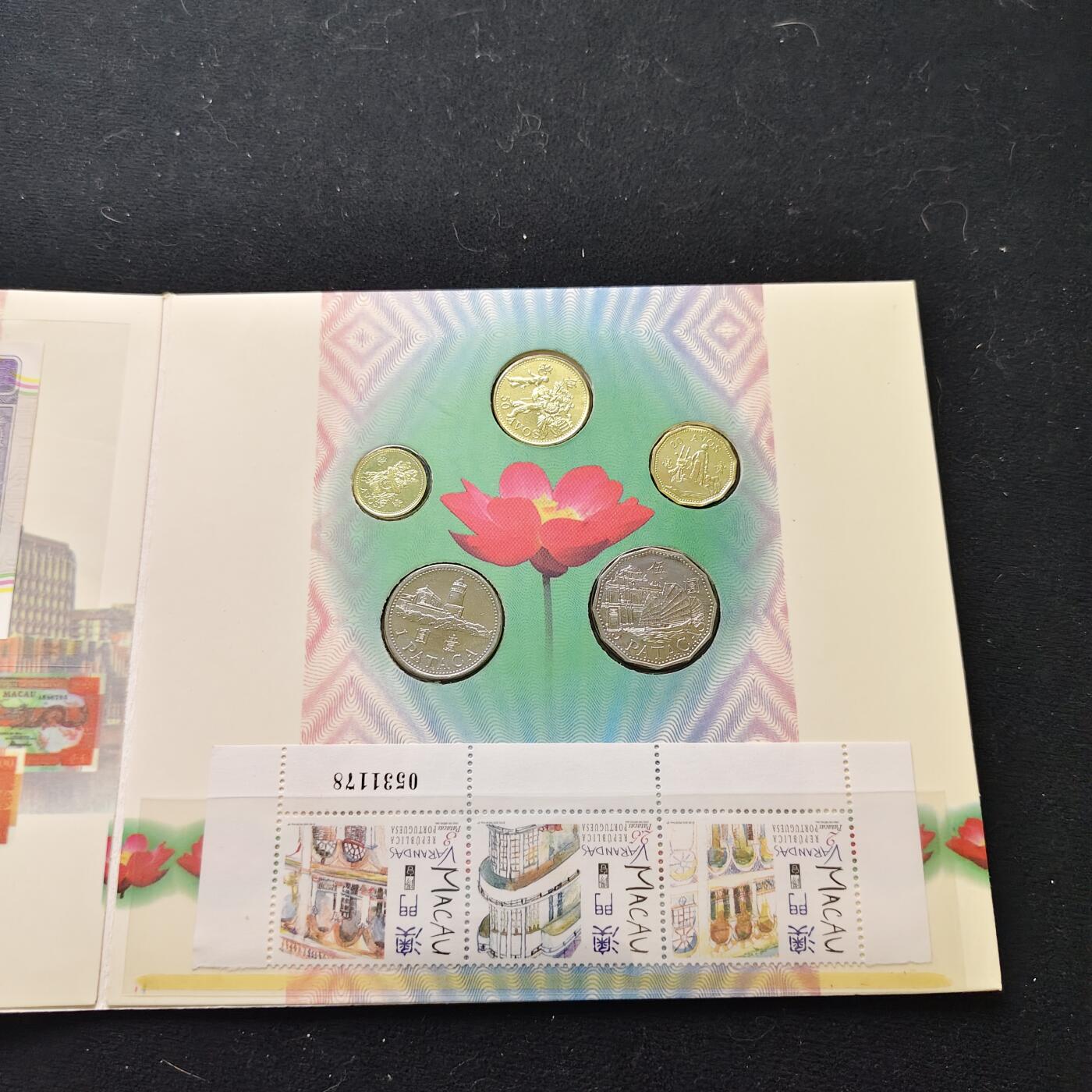 【全场包邮】纯粹捡漏拍477场（免费代拍第14场）调整中 澳门邮币珍藏册-含流通套币+邮票+中国银行/大西洋银行20元2枚一组