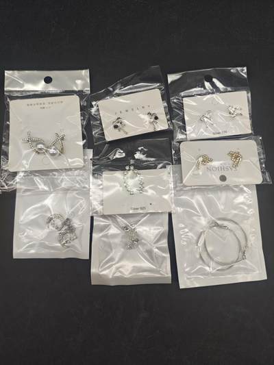 85期回流戒指饰品杂件纪念章丝路钱币专场 - 全新未开封耳钉一组