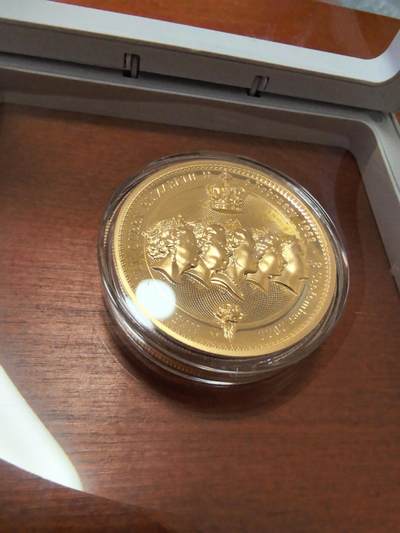 长老汇蛇年精选第七十一场拍卖 - 2022纽埃纪念女王1元高浮雕精制铜币，盒证全，3000枚