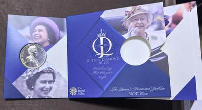 北京马甸外国币专卖第145期，外国币专场，陆续上拍，欢迎关注 英国5镑硬币 2012年 大直径38.6MM 伊丽莎白女王登基60周年 全新