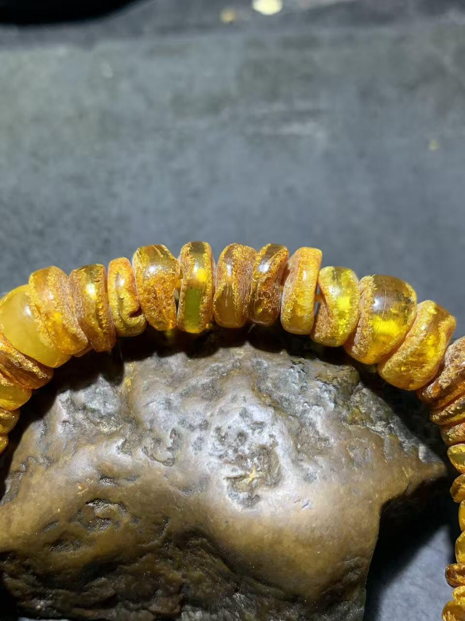 天然原矿俄料蜜蜡原皮随形手串1条！，