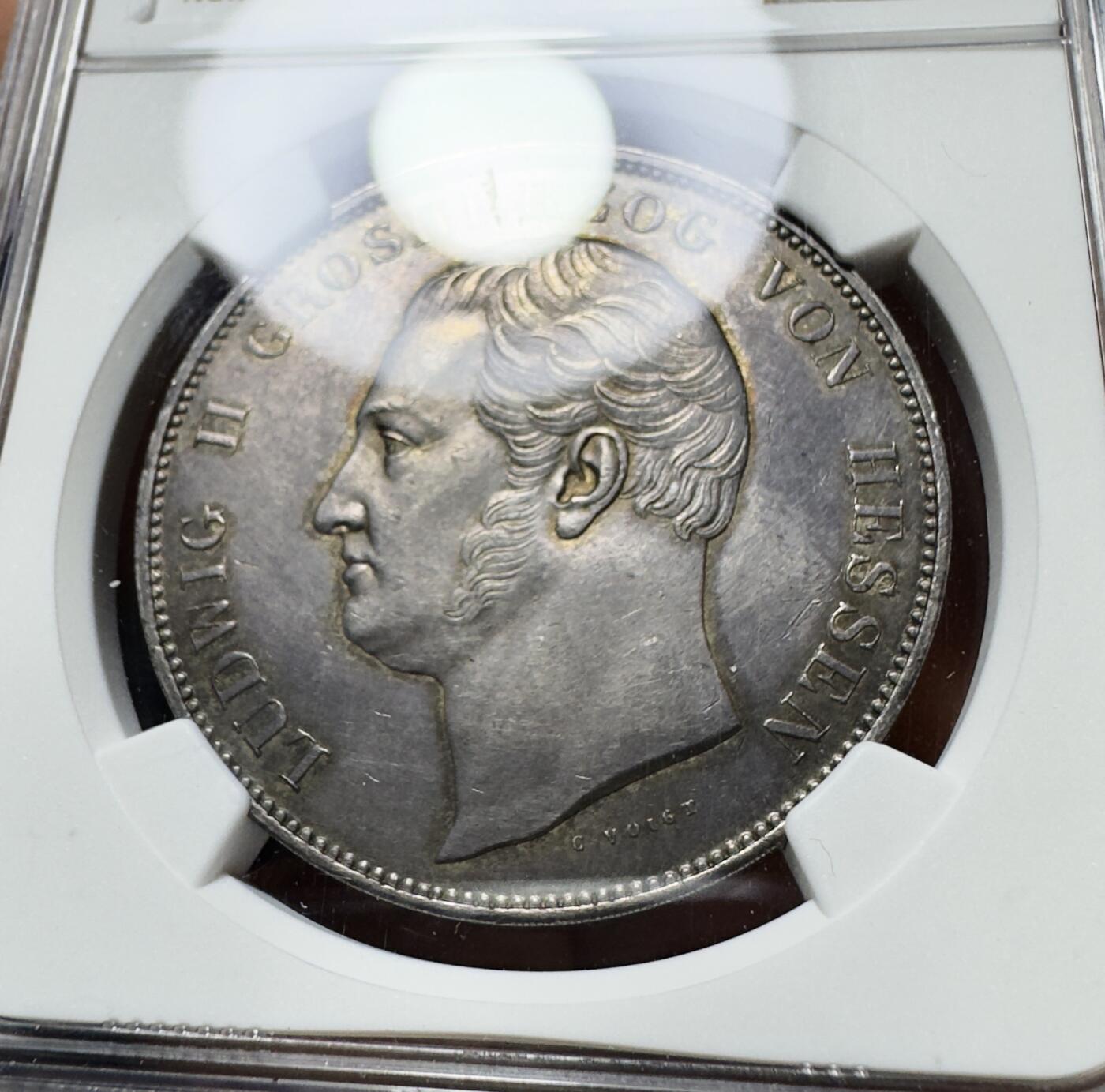 甄臻铺-世界币章拍卖（第38期）立冬小精品场，送拍享返佣金等优惠多多 NGC-UNCD 1833年黑森·达姆施塔特 路德维希二世泰勒银币 老包浆好状态 十字转光非常少见的品种 国内没有成交记录 外拍也寥寥无几 