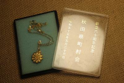 2025.11.13日系杂货小拍卖 - 某社团纪念项链，应该为合金镀金，库存品相