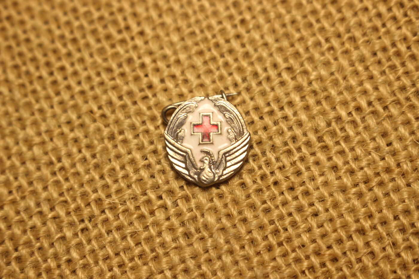 2025.11.13日系杂货小拍卖 日本赤十字社员小徽章一组，库存品相