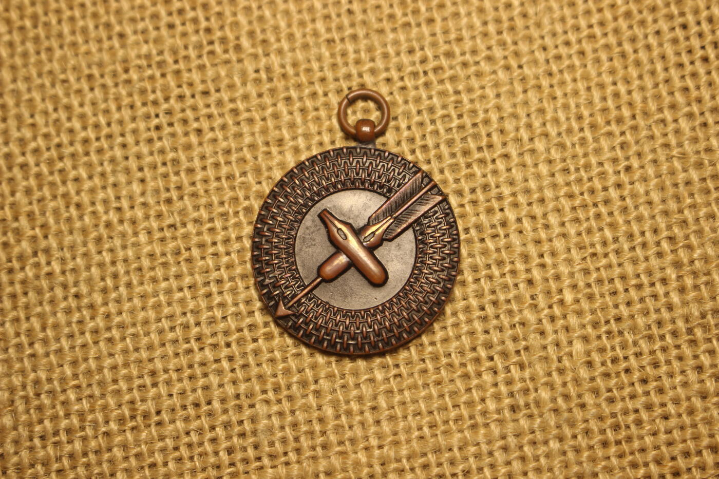 2025.11.13日系杂货小拍卖 日本庆应大学社团活动奖牌一组，铜质，库存品相