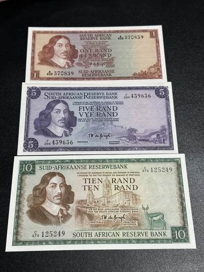 《外钞收藏家》第五百八十三期（精选场）（本期拍品丰富）（本平台长期征集拍品、欢迎藏友们联系合作） - 南非1、5、10兰特 三张一起 全新UNC
