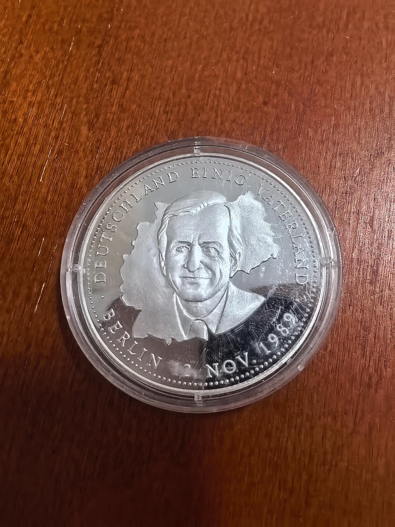 长老汇蛇年精选第七十一场拍卖 1990德国两德统一精制银章，20克999银，40MM