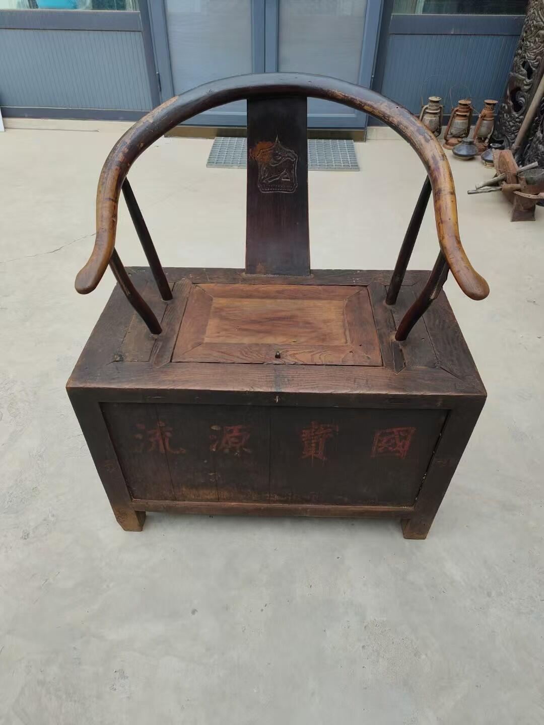 老钱桶，以前开铺子放钱用的。放在店门口坐在上面，既是坐具，又能置钱，好智慧哦！