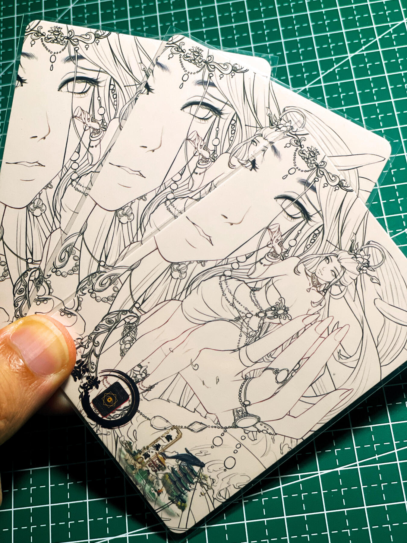 显眼宝36期 11月12日晚21:50截拍 佣金1起 可寄存～ 回血哥难得好卡 周年卡 指如削葱根  口如含朱丹 宝石效果不错 三渐变 三张 63*88 金彩卡