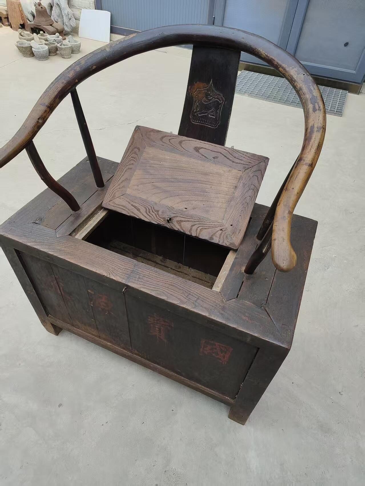 老钱桶，以前开铺子放钱用的。放在店门口坐在上面，既是坐具，又能置钱，好智慧哦！