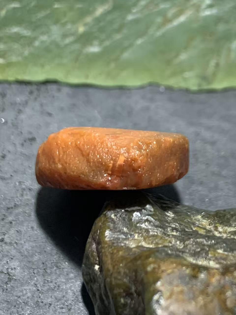 精美柿子红南红玛瑙明料原石一颗，，