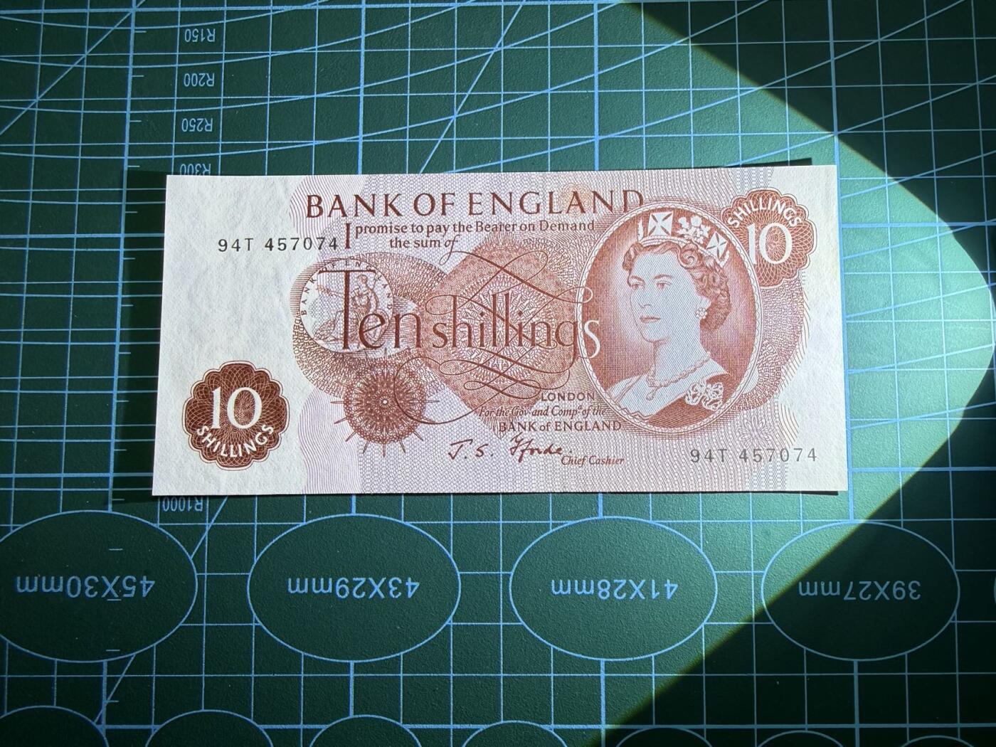 【炜奕收藏】，第五十期 英国C序列10先令，UNC品相