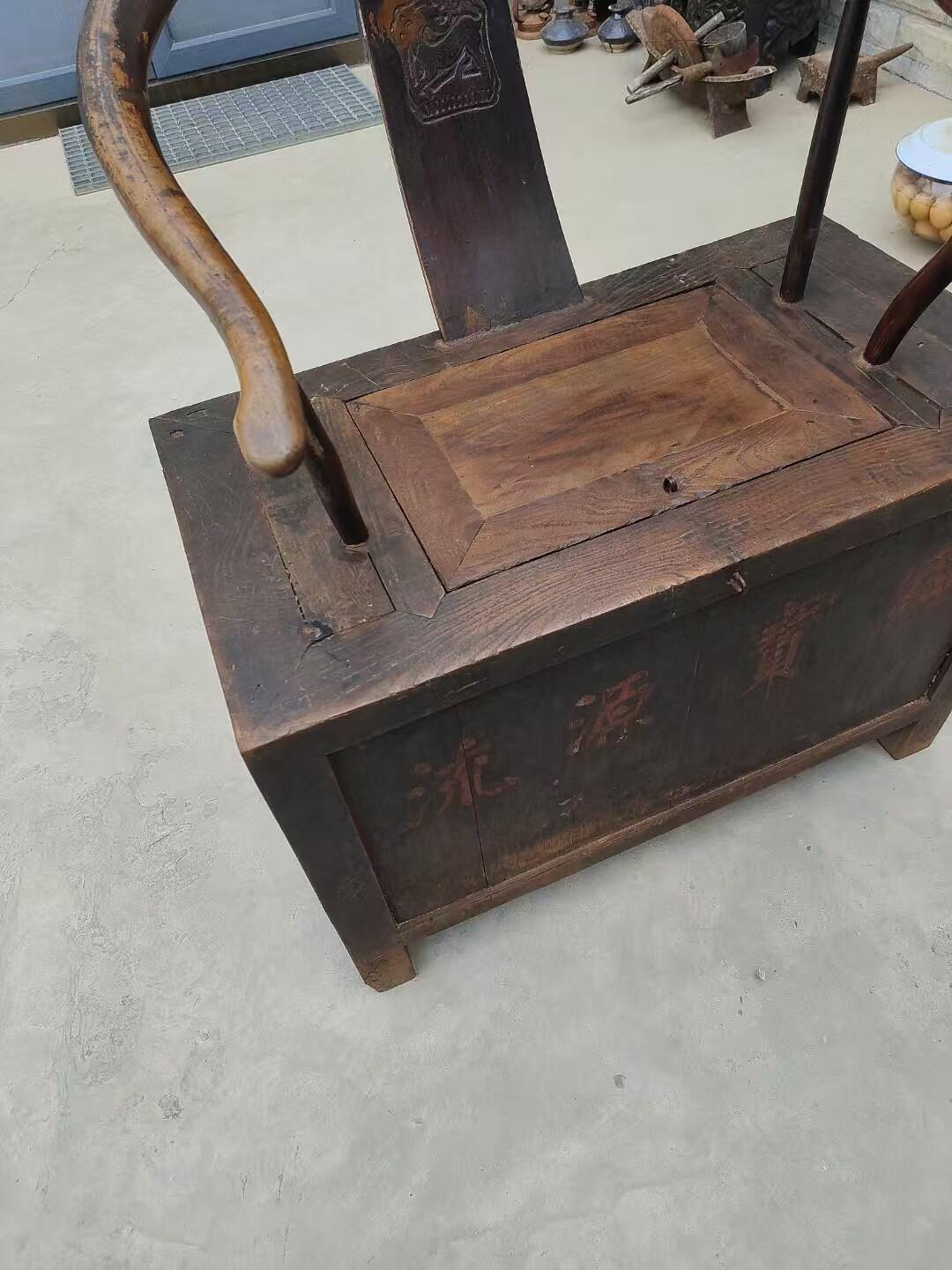 老钱桶，以前开铺子放钱用的。放在店门口坐在上面，既是坐具，又能置钱，好智慧哦！