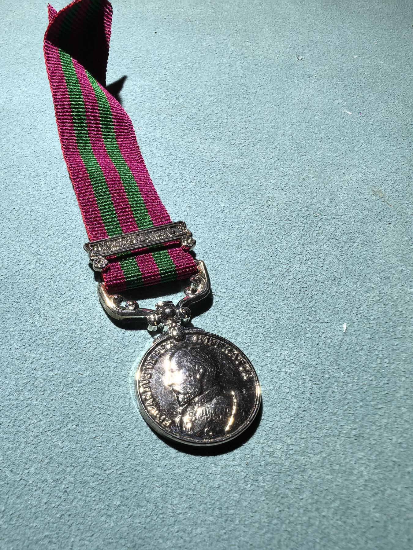 盛世勋华——号角文化勋章邮票专场拍卖第287期 英国印度服役奖章（1895-1902版）迷你章 维多利亚女王版 带瓦济里斯坦条 授予在英属印度西北镇压当地部族叛乱的英印军