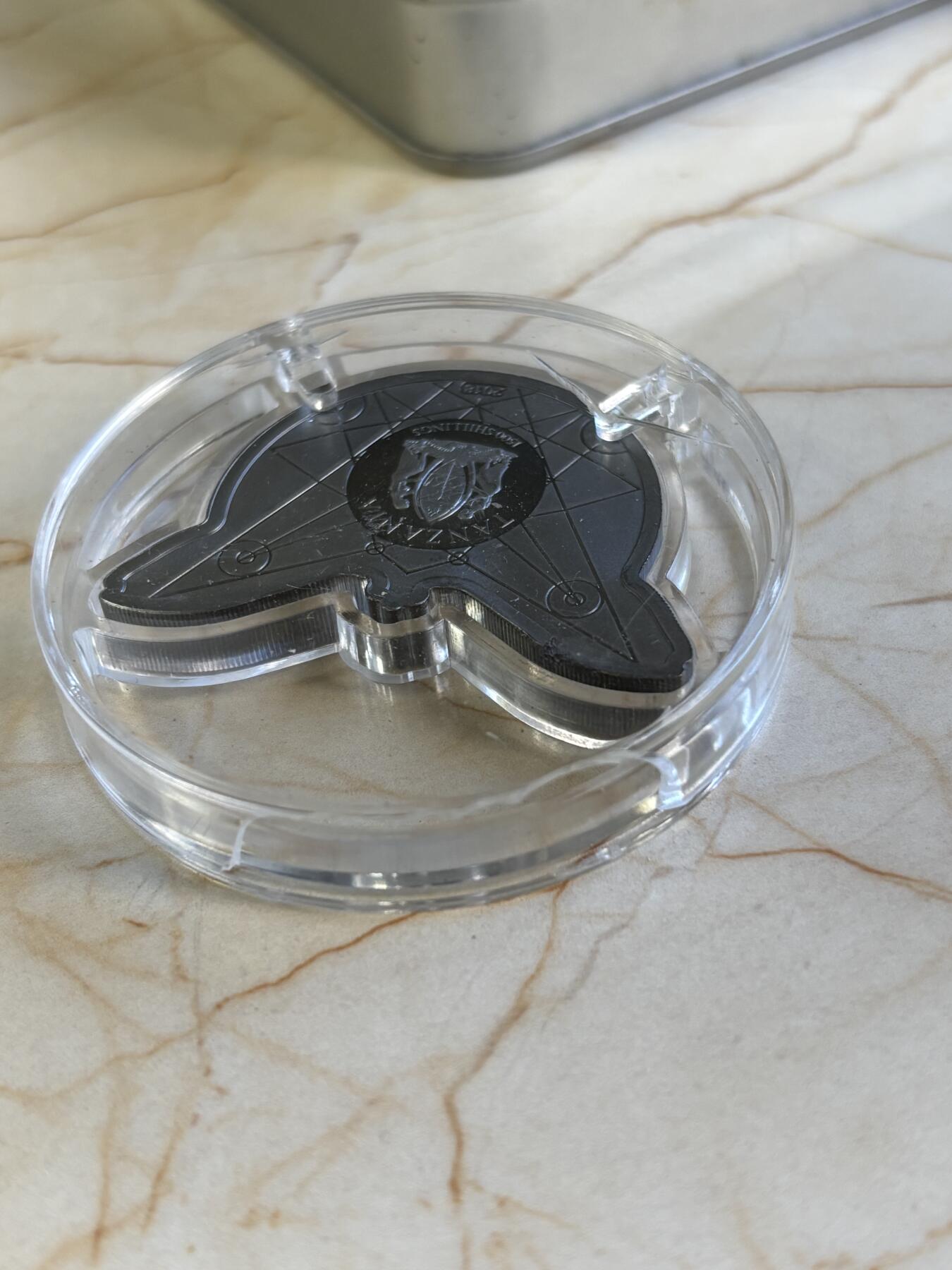 第181期拍卖 坦桑尼亚2018年珍稀濒危昆虫鬼脸天蛾2盎司银币，999银，发行量999枚，塑料盒有破