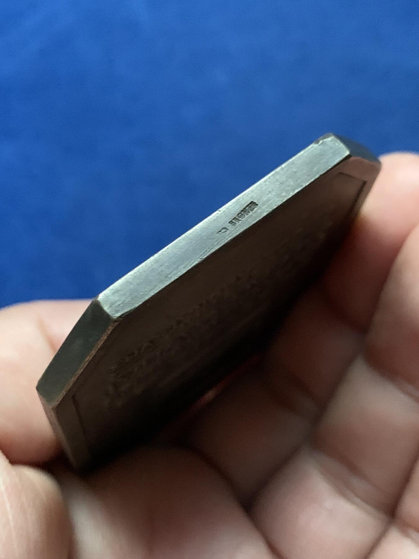 《竞宝斋》第436场 周日，周一2场连拍 （全场包邮） 法国依云小镇美女章牌，67.9*50.1*4.1毫米，97.6克，铜镀银材质，带边铭。