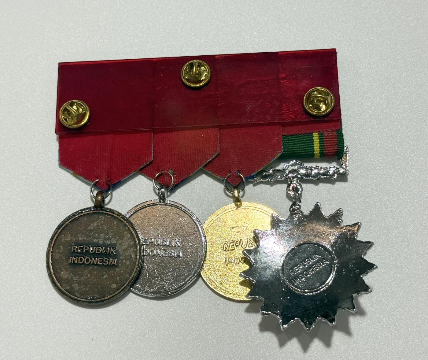 韵星假日精品2025秋季军品类拍卖会-- Rimey Holidays Boutique 2025 Autumn Militaria Sale  印度尼西亚4r联排--三级卡蒂卡挨卡拉克西（三军团结）之星勋章，金银铜三级国防军优秀服务奖章